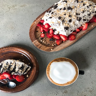 Gâteau aux biscuits et crème fouettée à l'espresso